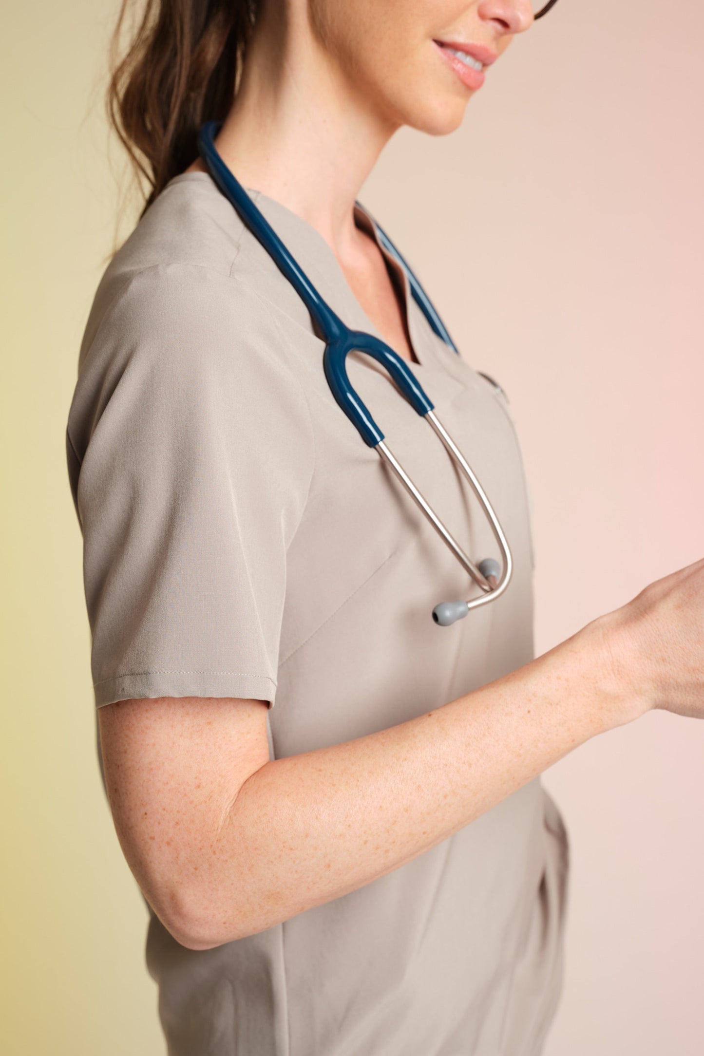 Medizinkleidung Active Kasack "Serena" – Beige für Pflege und Klinik Damen