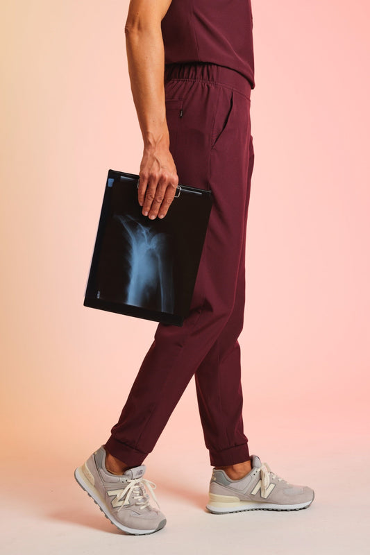 Medizinkleidung Active Hose "Tessa" – Bordeaux für Pflege und Klinik Damen