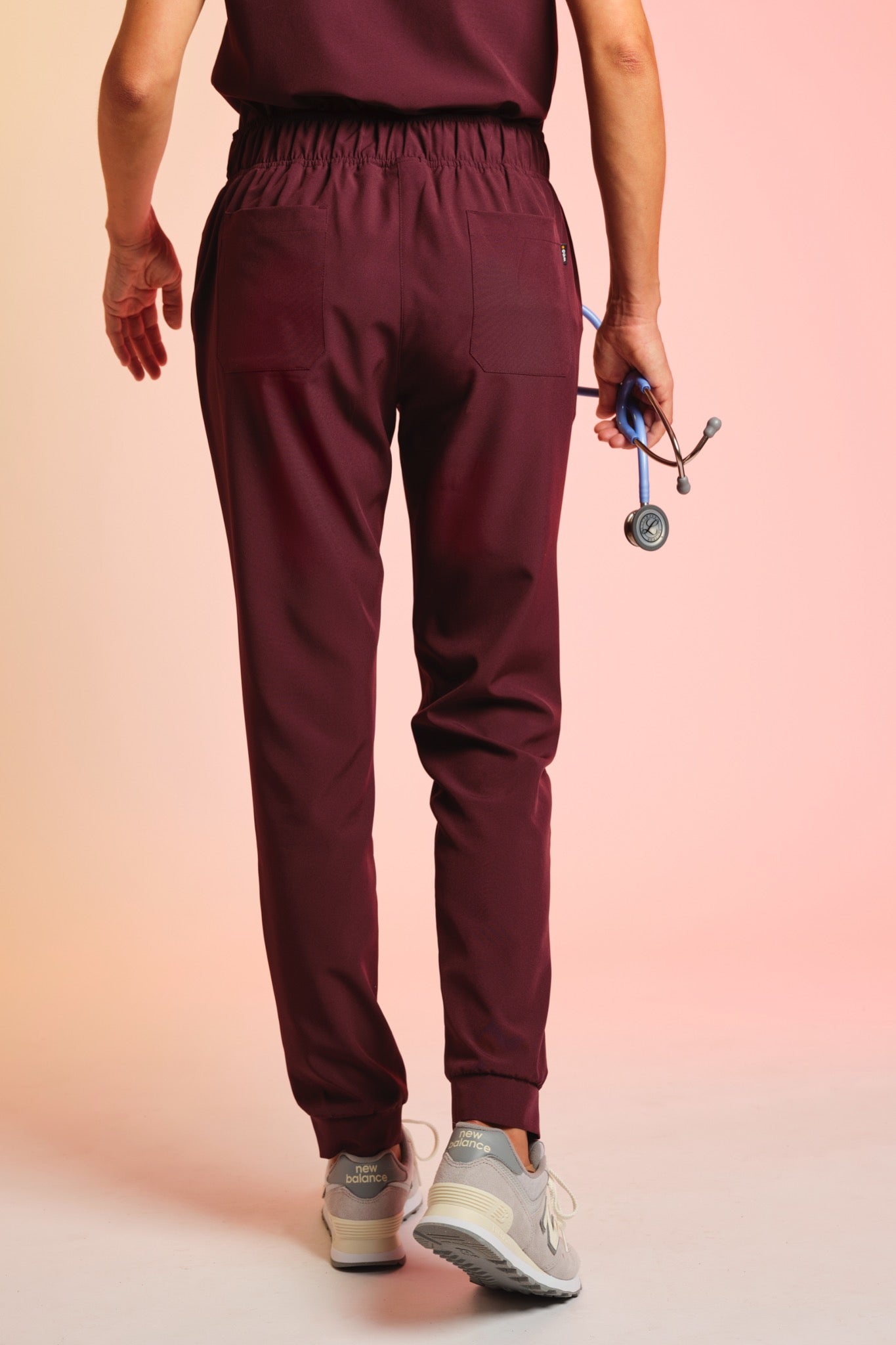 Medizinkleidung Active Hose "Tessa" – Bordeaux für Pflege und Klinik Damen