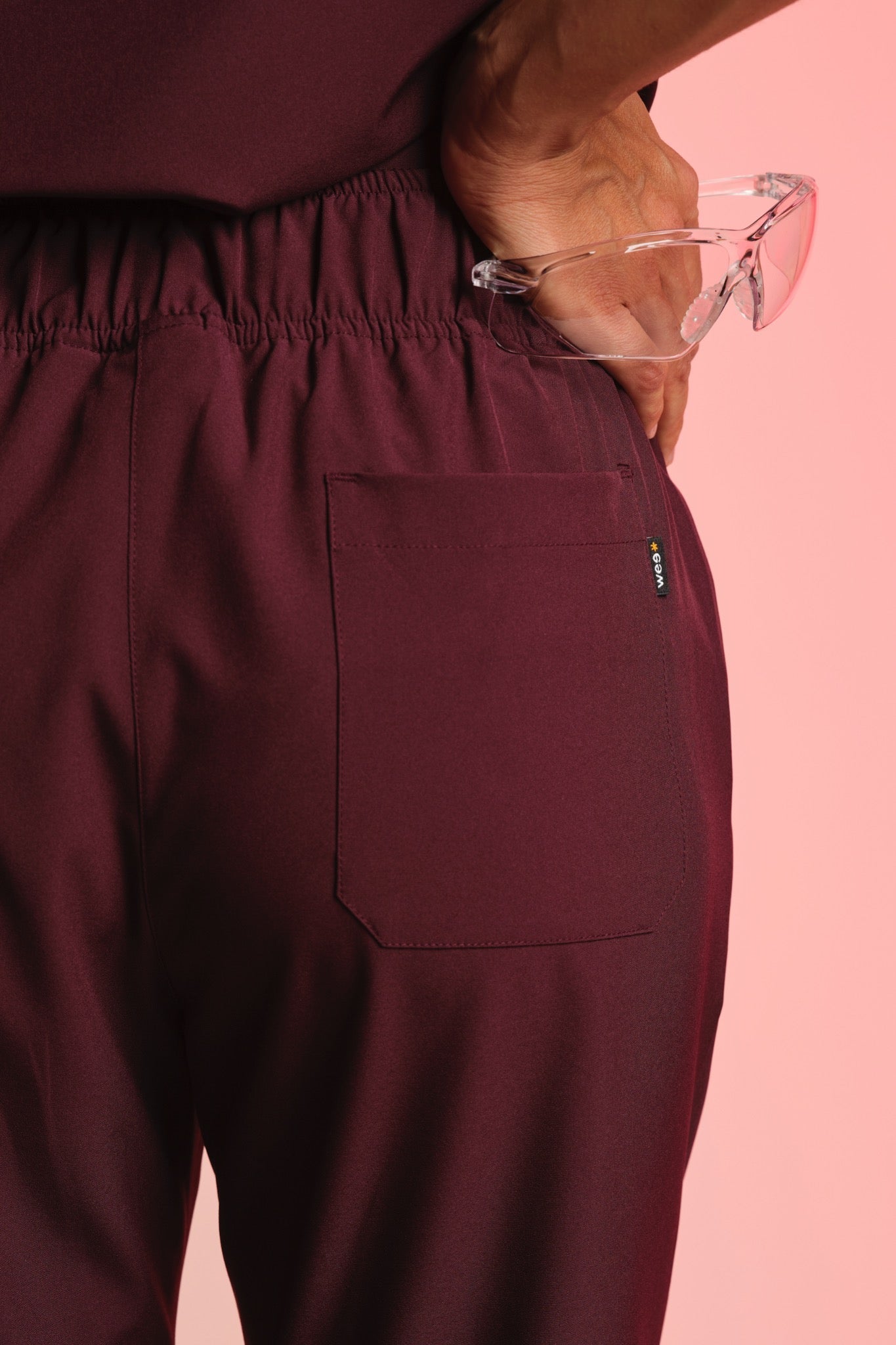 Medizinkleidung Active Hose "Tessa" – Bordeaux für Pflege und Klinik Damen