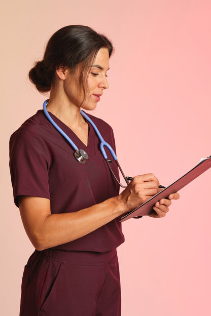 Medizinkleidung Active Kasack "Serena" – Bordeaux für Pflege und Klinik Damen