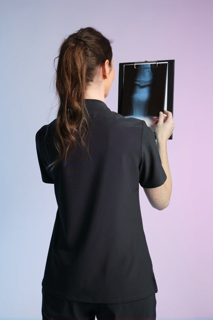 Medizinkleidung Active Kasack "Jackie" – Schwarz für Pflege und Klinik