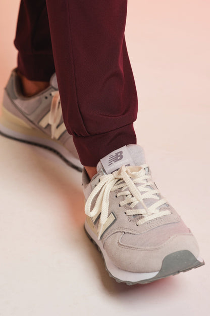 Medizinkleidung Active Hose "Tessa" – Bordeaux für Pflege und Klinik Damen