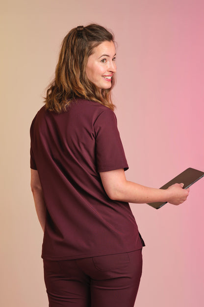 Medizinkleidung Active Kasack "Jackie" – Bordeaux für Pflege und Klinik Damen